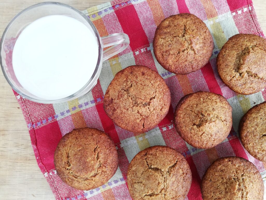 Sourdough gingerbread muffins served with some fresh raw milk