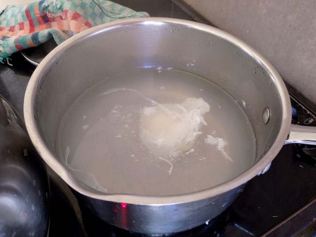 Poaching eggs for the Chinese noodle soup