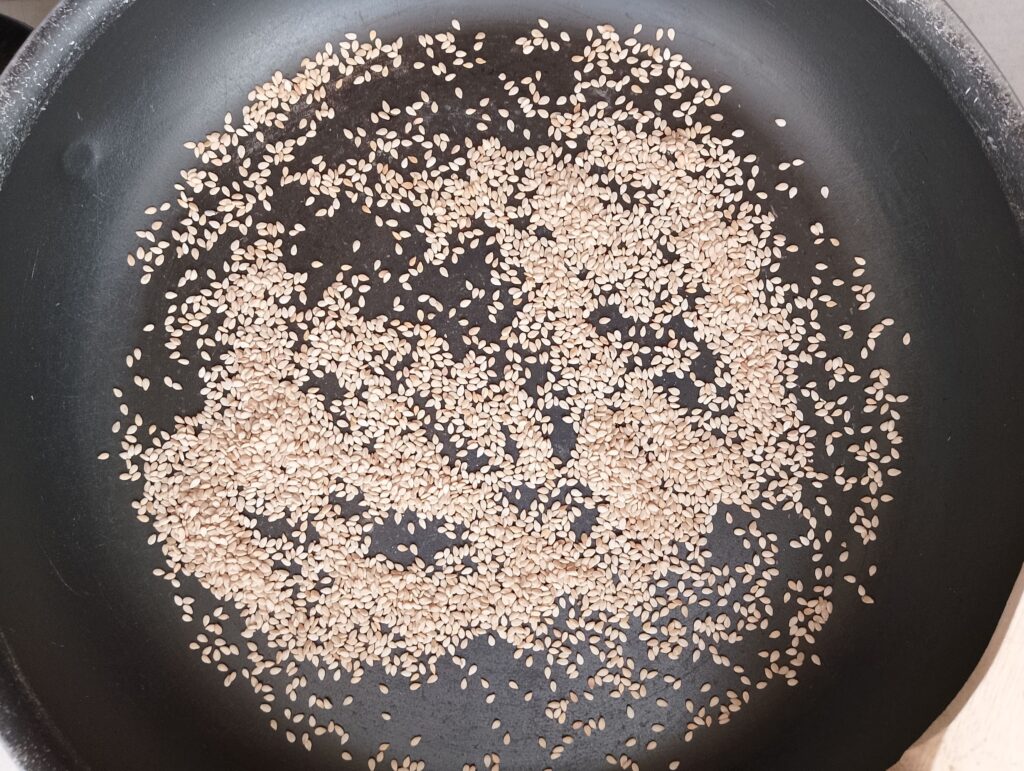 Toasting sesame seeds for the Chinese noodle soup