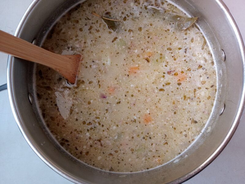 Thickening chicken gizzard soup with sour cream mixed with flour