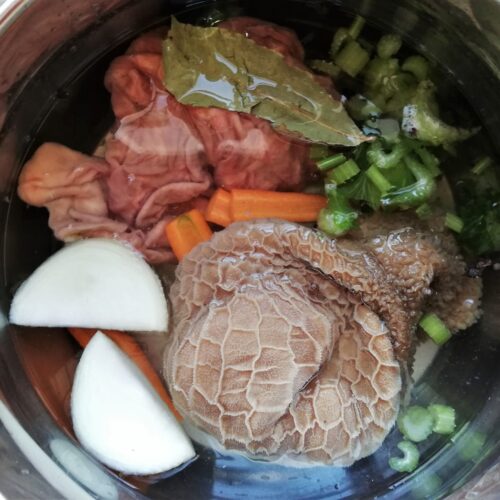 How to cook tripe: tripe in pot with vegetables and seasonings
