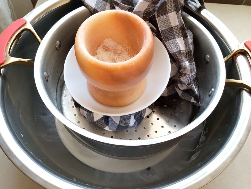 Improvised cheese press for pressing raw milk farmer's cheese